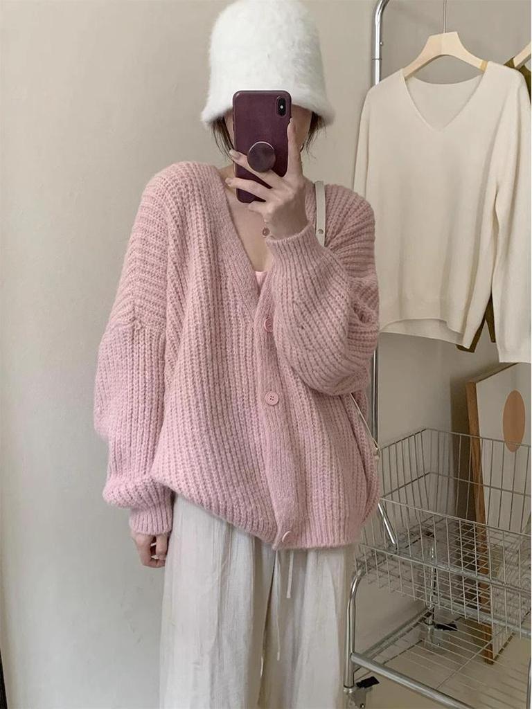 Women's Soft Pink Knit Cardigan: Gentle, Relaxed Style for Spring and Autumn