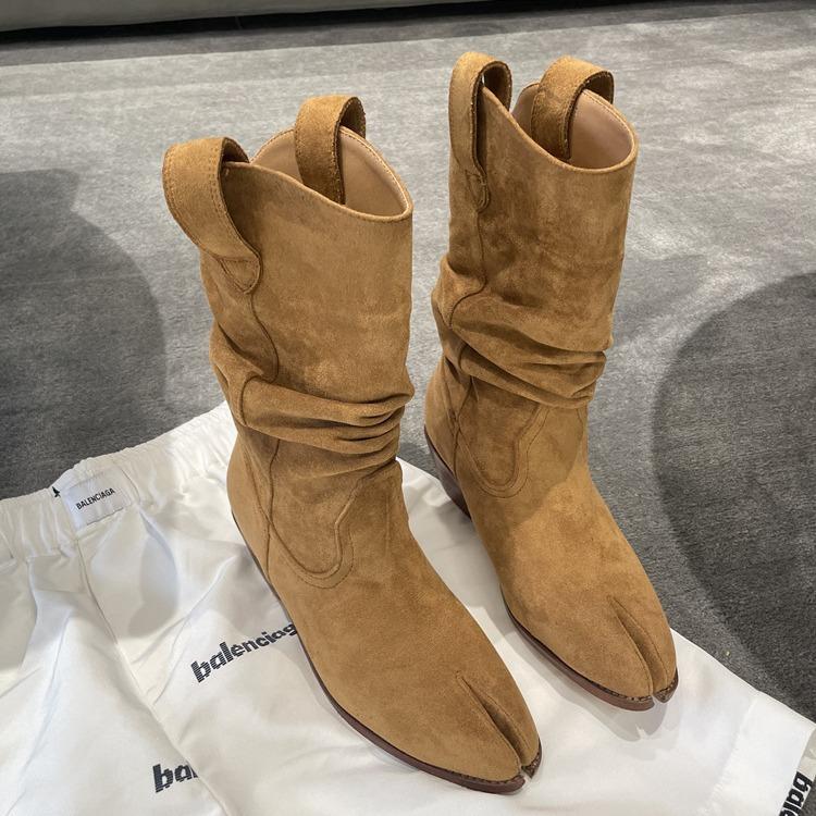 Verze z hovězí kůže~ Dámské westernové kovbojské boty střední délky z pravé kůže na silném vysokém podpatku, s prasečími kopyty, s rozdělenou špičkou, plisované, skládané kn