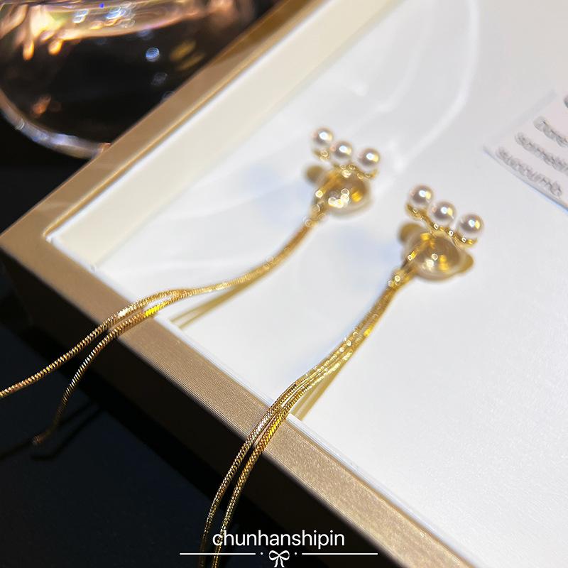 Mosquito coil disc ear clips, high-end temperament, three pearls, long fringed earrings, simple, no earrings, showing face and thin earrings.