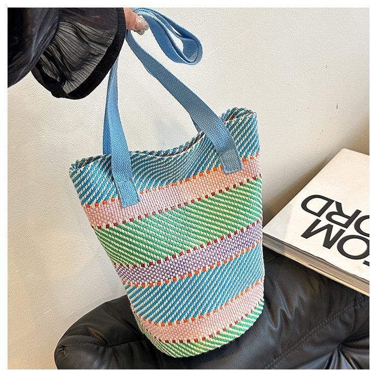 

Весна-лето 2025 новая плетеная сумка-ведро с радужными полосками и контрастной расцветкой, большая вместимость, модная