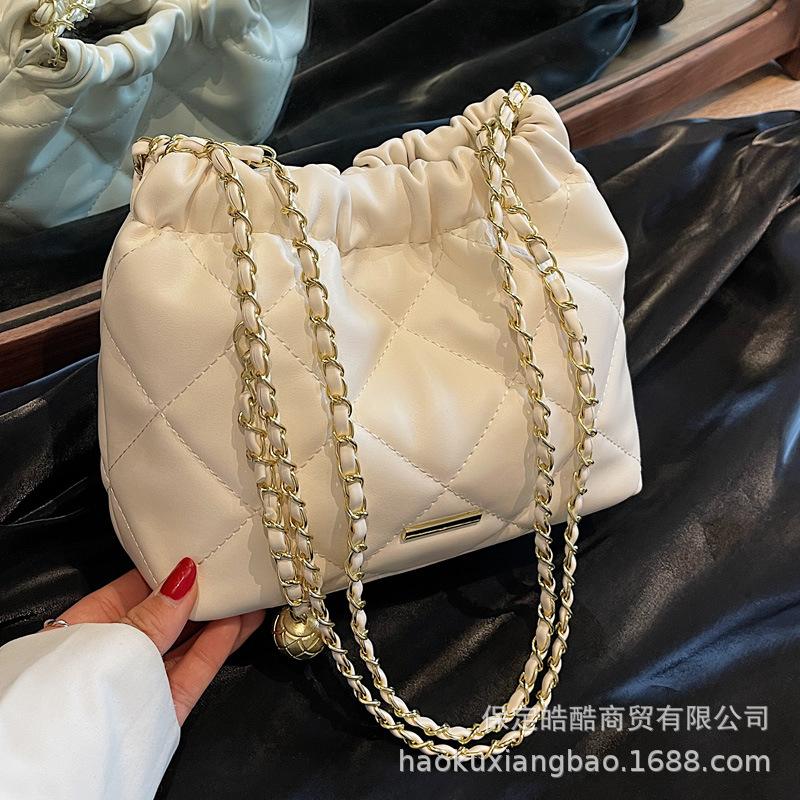 This year's popular bag 2025 new solid color texture shoulder bag high sense versatile diamond chain bag bucket bag