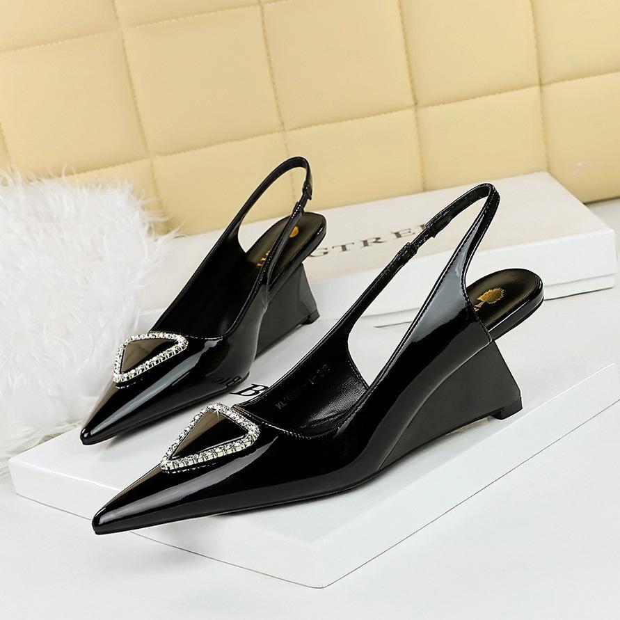 

1097-K37 European and American banquet fashion women s shoes high heel wedge heel glossy patent leather rhinestone buckle hollowed out rear trip strap 40 сірий колір