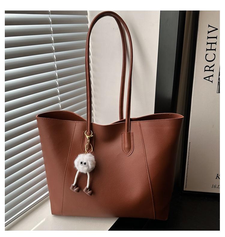 2024 Retro Large-Capacity Shoulder Tote: Casual Autumn/Winter Women's Pendant Bag