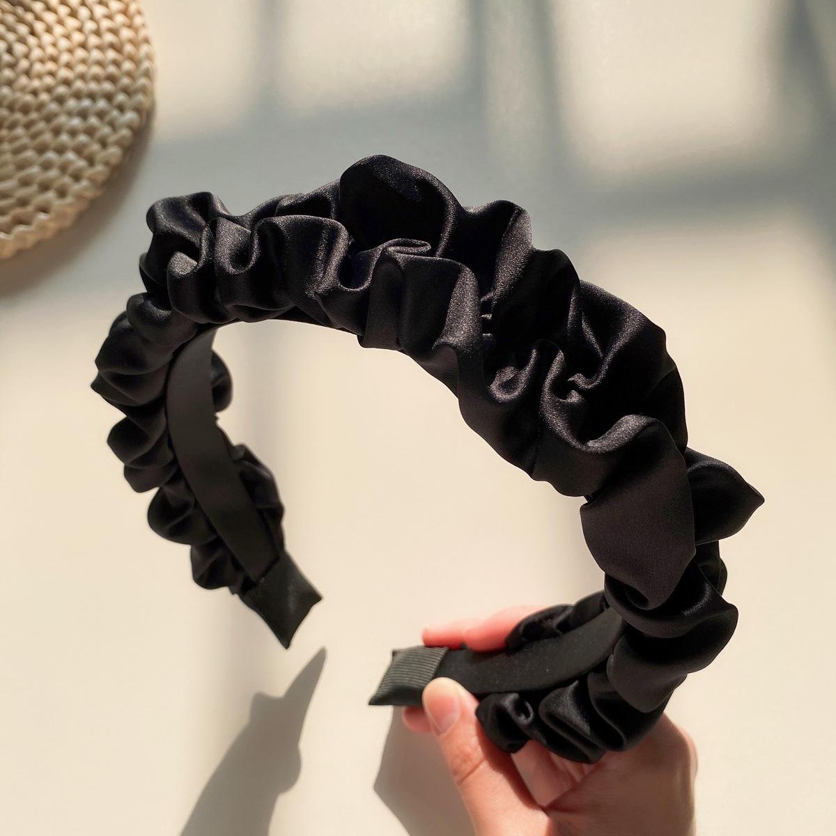 

Темно-синяя плиссированная повязка на голову с высоким черепом для женщин – коллекция осень/зима от Maybelline