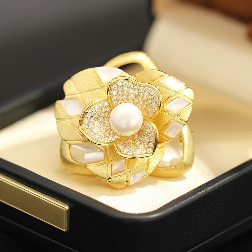 Premium Sense Gold Brushed Hollow Rose Brooch Temperament Natural Fritillary Double Petals Freshwater Pearl Pin