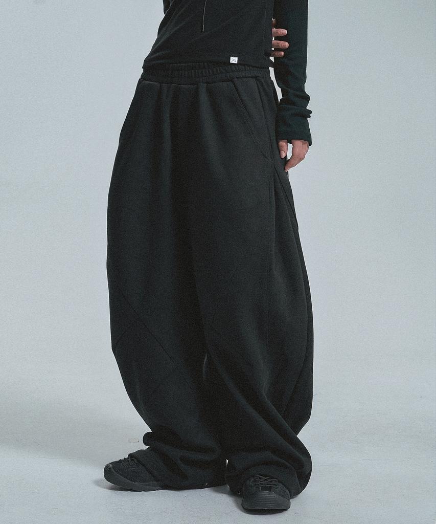 MOO Curved Line Dart Balloon Sweatpants - Black