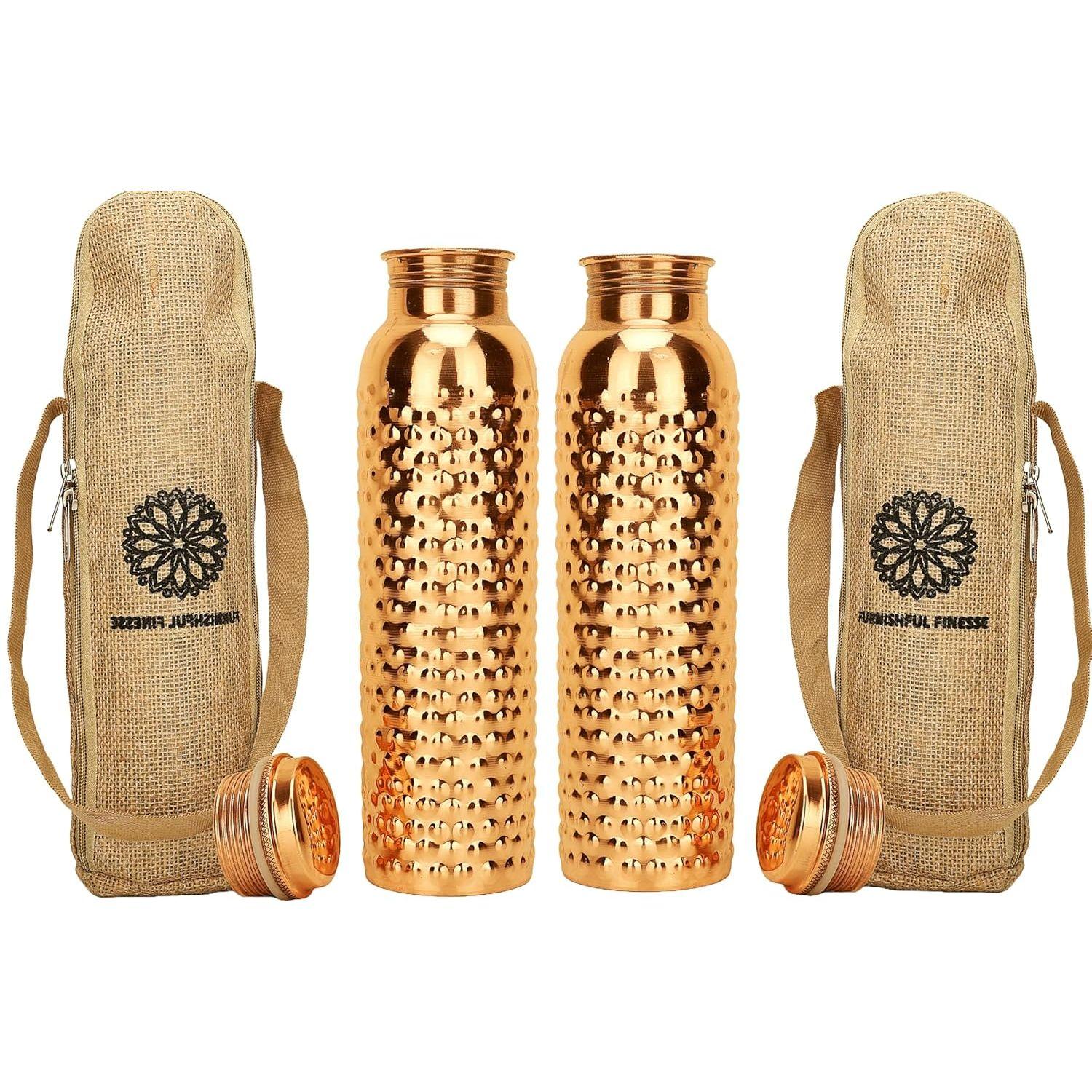 

Кованая бутылка из чистой меди с сумкой для переноски для питьевой воды, не содержит БФА, герметичная, повышает иммунитет, поддерживает пищеварение и вдохновлена Аюрведой - 1 литр Set of 2