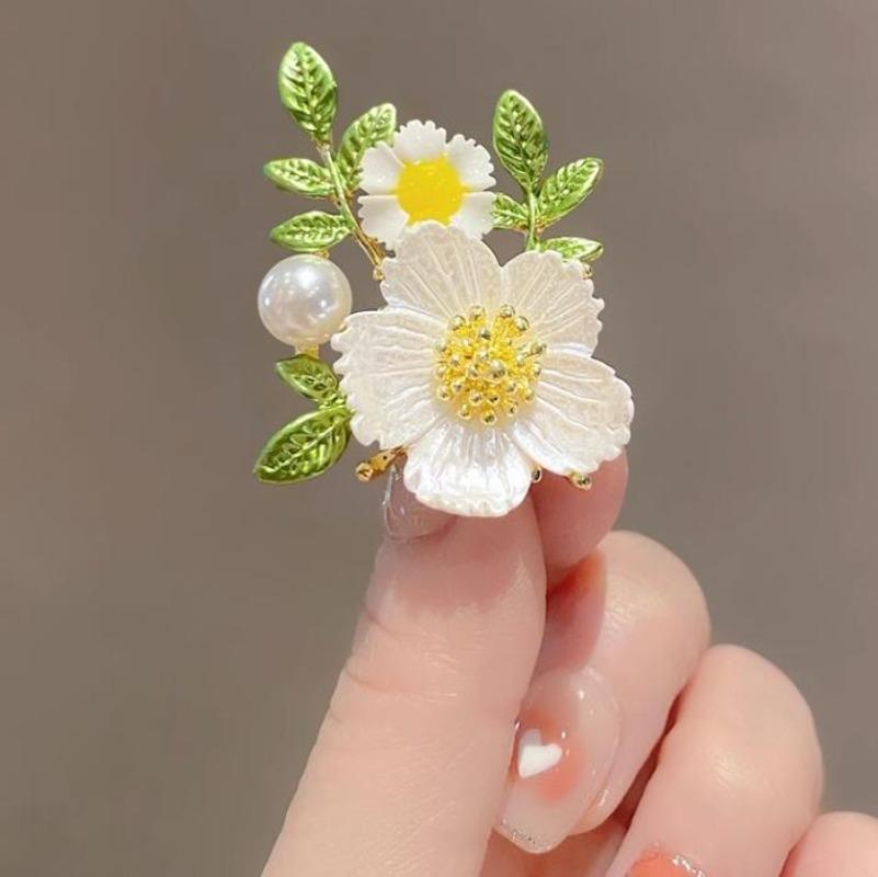 Fashion Plant Floral Chrysanthemum Brooch Elegant Women Enamel Drip Oil Green Leaf Brooches Suit Sweater Pins