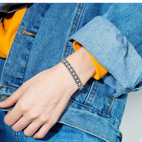 Simple Silver Bracelet for Men and Women, Made with Pure Titanium and Finished for a Hypoallergenic Look.