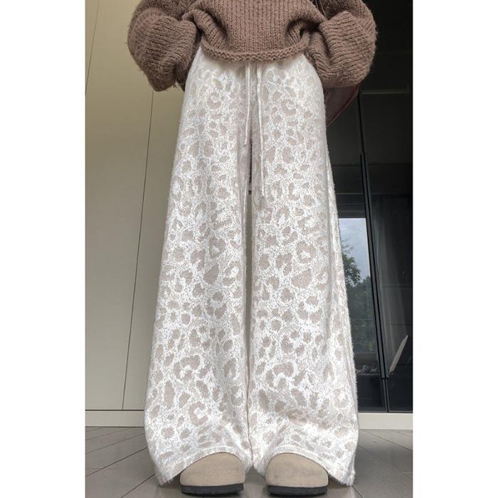 

Fleece-Lined Leopard Print Wide-Leg Pants for Women: High-Waisted, Loose, Slimming, and Cozy - Autumn/Winter 2025 Edition. Medium