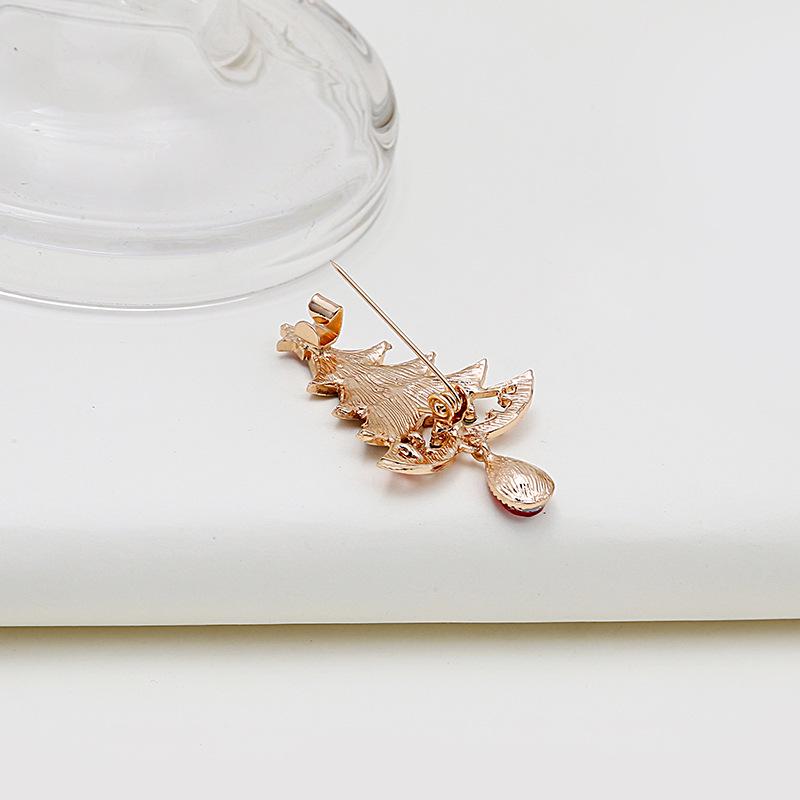 "Popular European & American Christmas Ornament: Metal Oil-Drop Wreath Brooch with Hollow Diamonds for Women's Clothing"