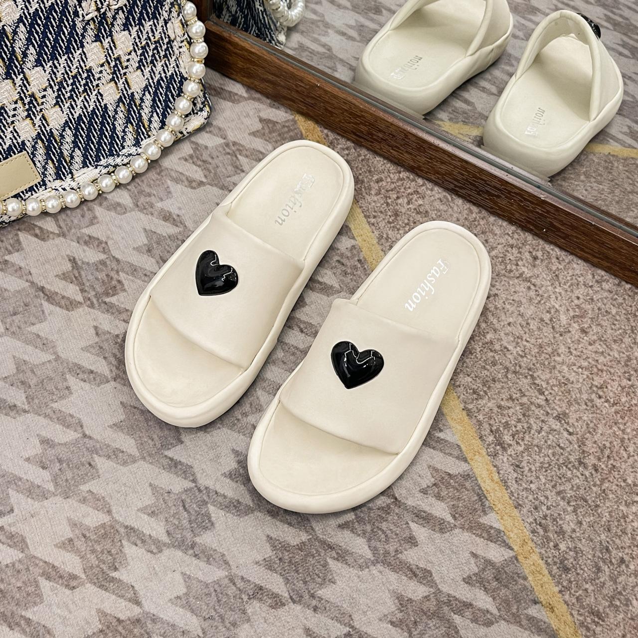

Thick-soled slippers women s summer wear 2024 new Korean version open-toed soft-soled one-word drag casual seaside beach sandals 40 білий