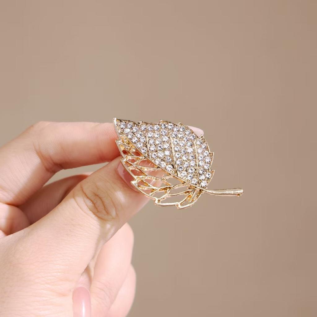 Luxury Sparkling Diamond Studded Gold Leaf Brooch Unlocks Exquisite Elegant Style Showcasing High-end Texture and Exquisite