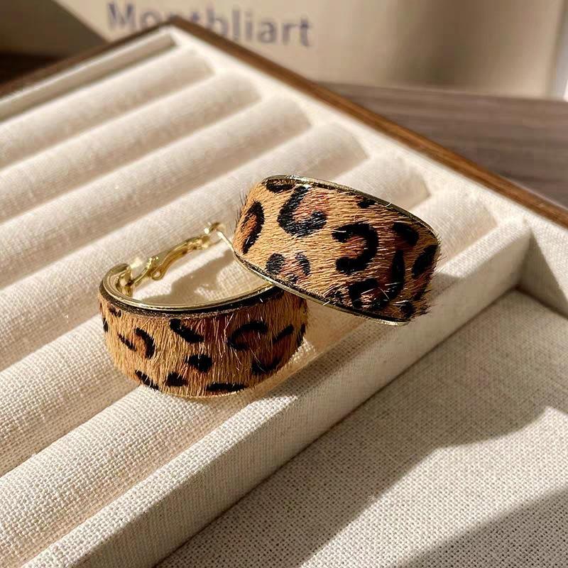Autumn and winter retro leopard print flocking circle earrings women's European and American advanced sense geometric temperament earrings