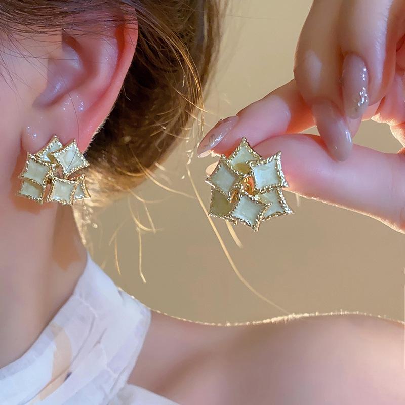 Exquisite Geometric Flower Diamond Stud Earrings - Light Luxury Fashion Style