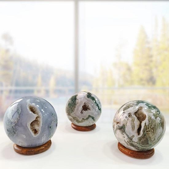 

Сфера из мохового агата, Шар из мохового агата 50 мм, Шар из друзского агата, Натуральный шар из друзи-жеоды, около 200-250 г, зеленый цвет