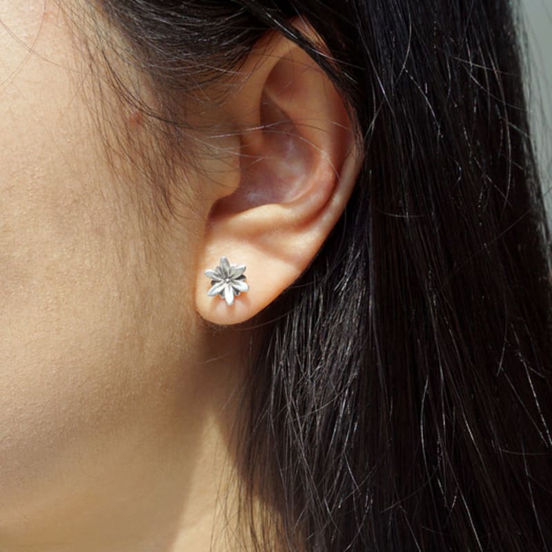 Project Arthur Ipheion (stud earing)