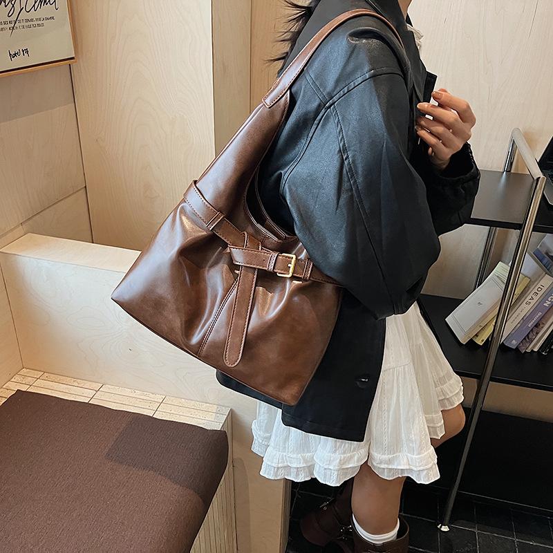 Retro bag women's large capacity 2025 new autumn and winter versatile simple shoulder bag popular commuter tote bag this year