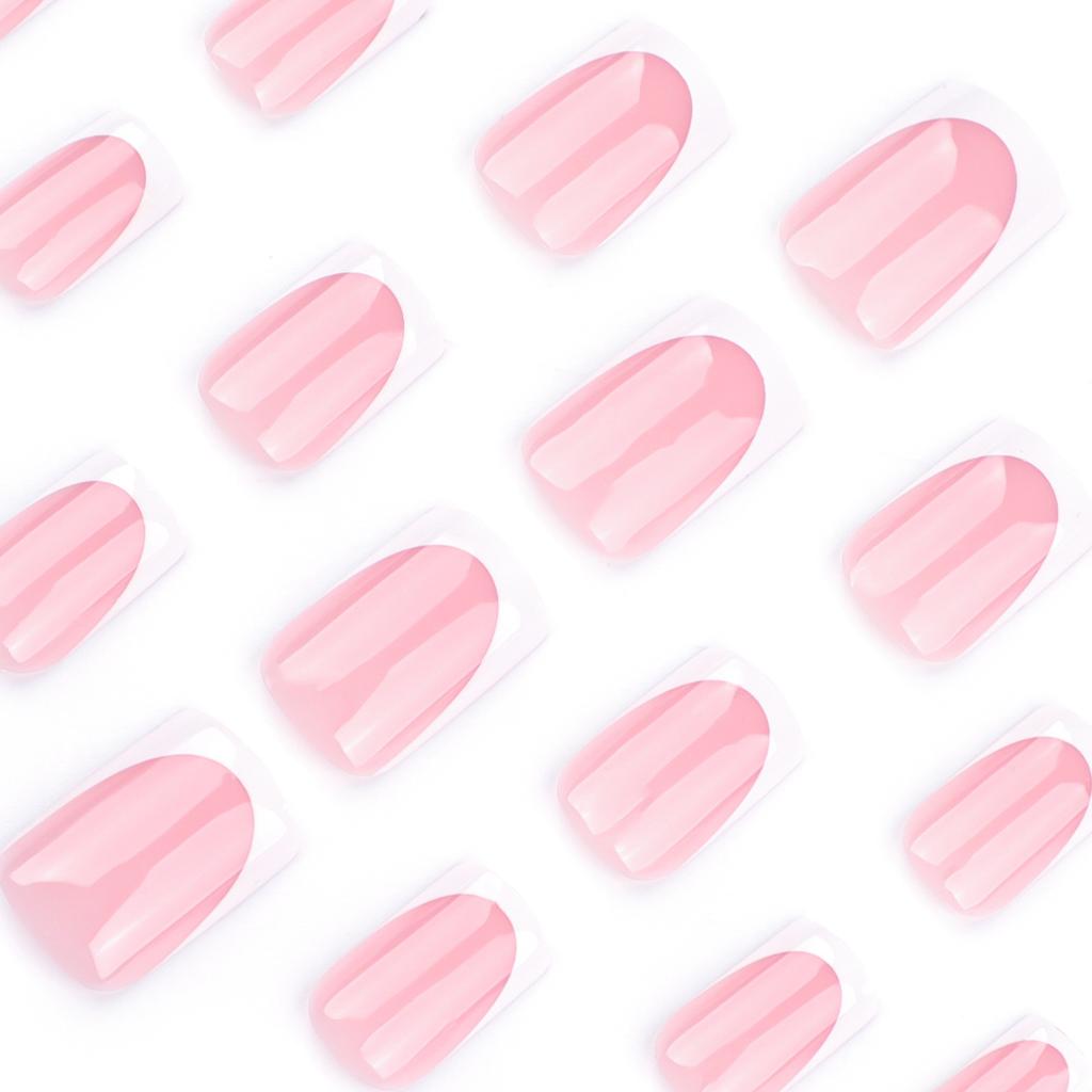 Klassische französische Maniküre mit weißem Rand, kurze europäische quadratische Nägel zum Tragen, Nägel in Nude-Pulverfarbe, fertige Nägel