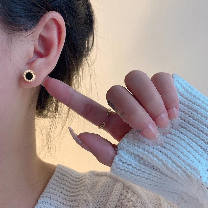 Klassische Mode 18K Gold Titanstahl einfache römische Ziffern runde Ohrstecker für Männer und Frauen 2025 neue Ohrringe
