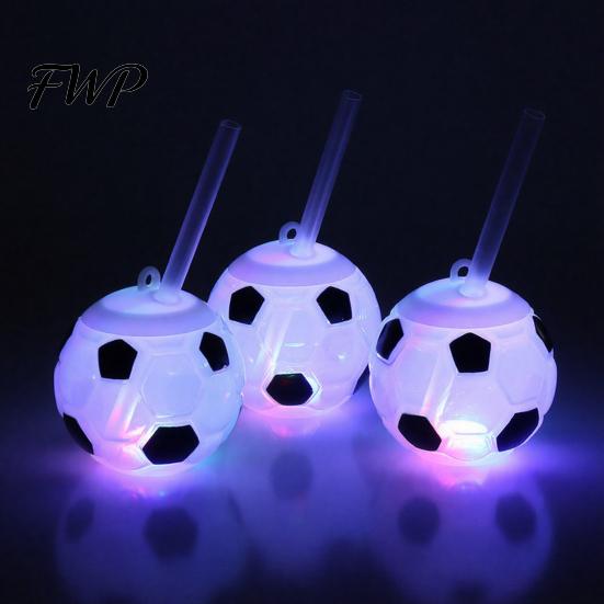 Tazza Festa Tifoso Pallone da Calcio Borraccia con Cannuccia, Tazza di Plastica a Forma di Pallone da Calcio da 500ml, Tazza con Coperchio per Bevande Sportive per il Giorno della Partita, Articoli da Regalo per Bere