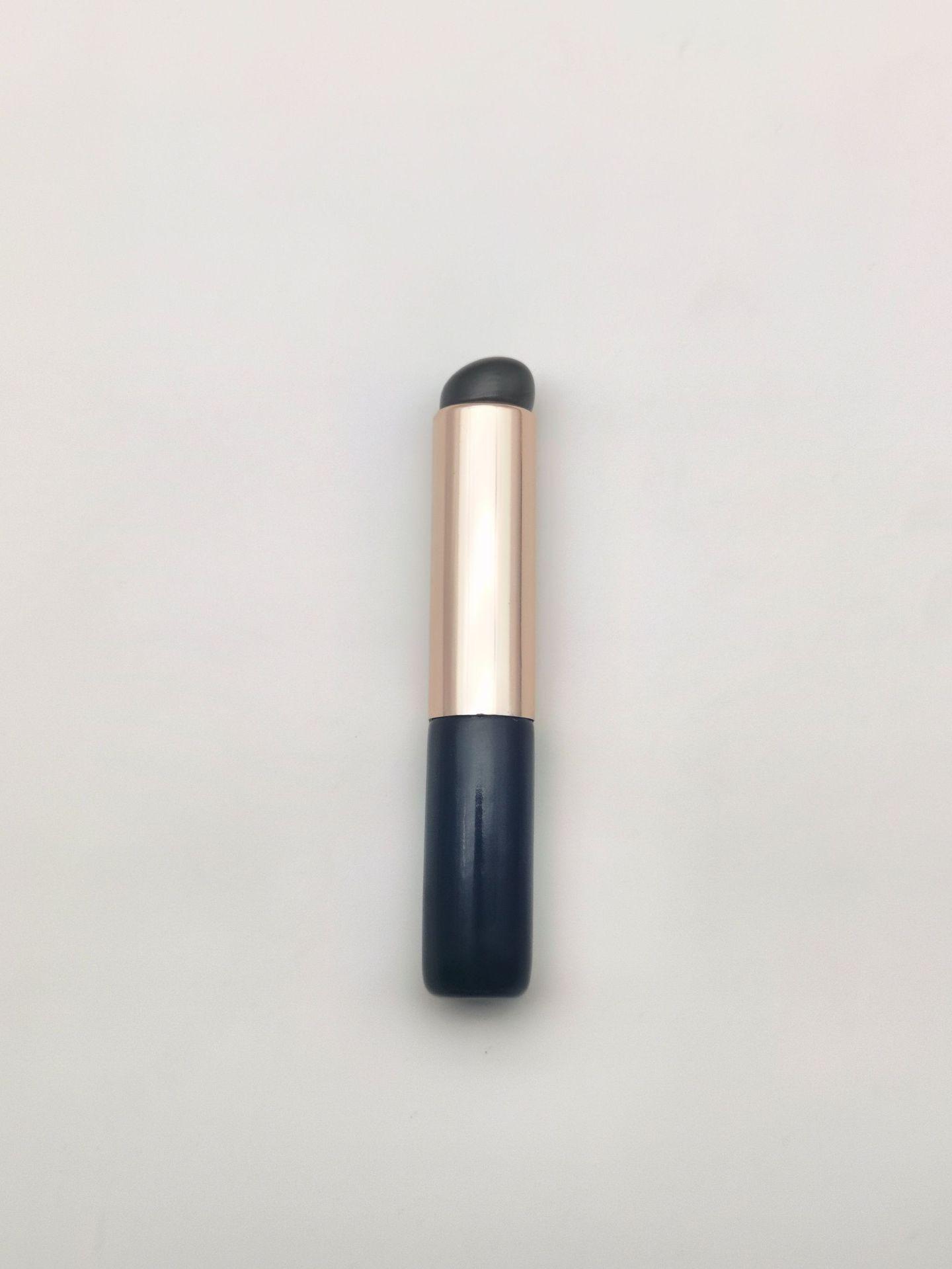 

Baoli Портативная кисть для губной помады и консилера с мягкой силиконовой растушевочной головкой и крышкой. чёрный