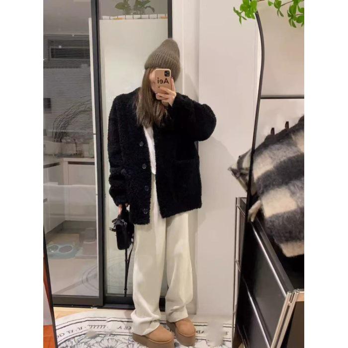 

Женское черное пальто из натуральной шерсти с V-образным вырезом - Теплое, пушистое, в корейском стиле для осени/зимы, с интегрированной кожей и мехом, модный расслабленный стиль. Small чёрный