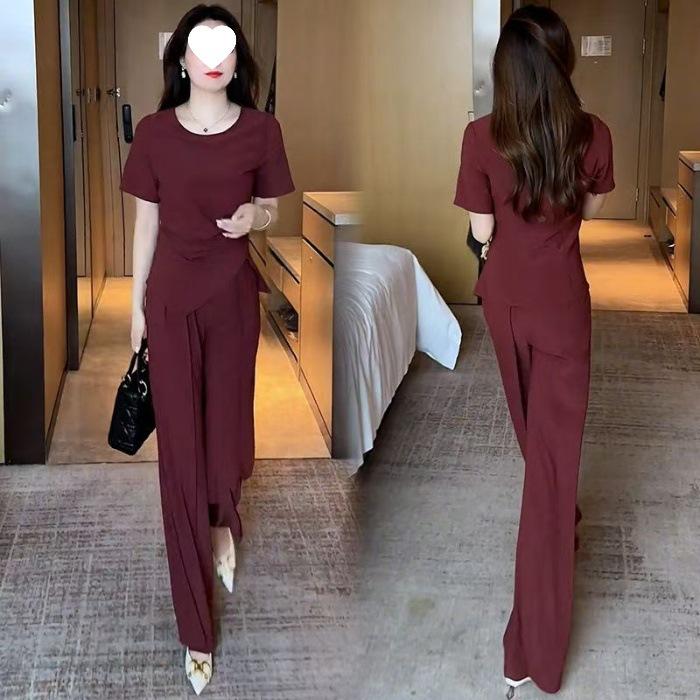 Modisches Sommer-Damen-Outfit - Elegant und Stilvoll, Verjüngt, Lässt Sie Schlanker Aussehen. Kurzarm-Oberteil und gerade geschnittene Hose Set.