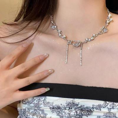 Elegante Mondstein-Halskette: Schickes, Süßes, Vielseitiges Design für den einzigartigen Stil von Frauen