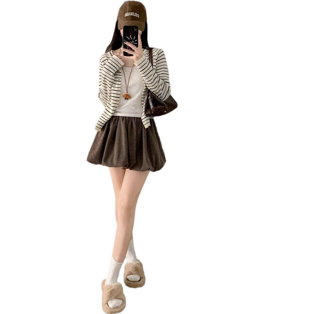 Coffee Glutinous Rice Color Pleated A-Line High-Waist Skirt - Women's Autumn/Winter Anti-Exposure Slimming Skirt.