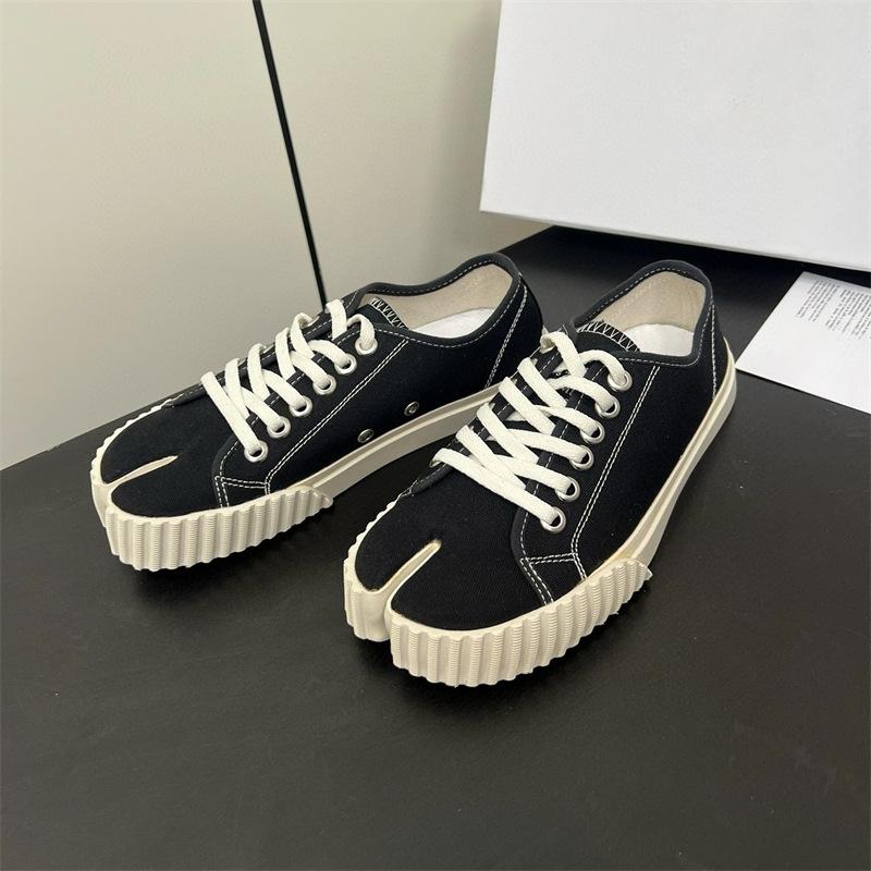 

Мода 2025 Холщовые кроссовки Таби Женские балетки с раздельным носком Женские туфли Таби с низким верхом Туфли на свином копыте Лоферы Zapatos De Mujer 40 чёрный