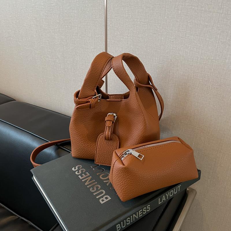 

Niche design sense retro fashion handbag women s 2025 spring new versatile messenger bucket bag mother and child bag коричневый