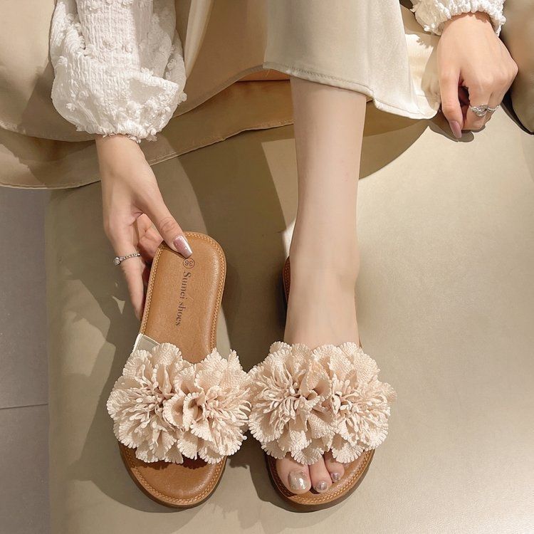 Fashion Internet celebrity versatile slippers female 2025 summer wear fairy wind flowers flat bottom beautiful beach sandals