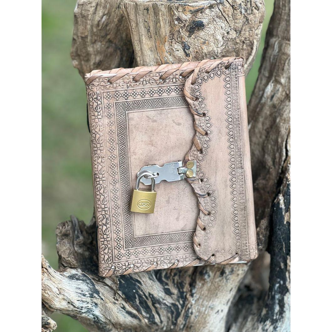 

Кожаный блокнот ручной работы с замком: Персонализированный дневник, десять вариантов цвета 7 x 5 in * 100 page