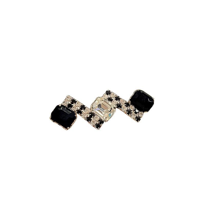 The Small Brooch Exudes A High-end Elegant and Simple Charm The Brooch Is A Perfect Accessory for Overcoats and Suits