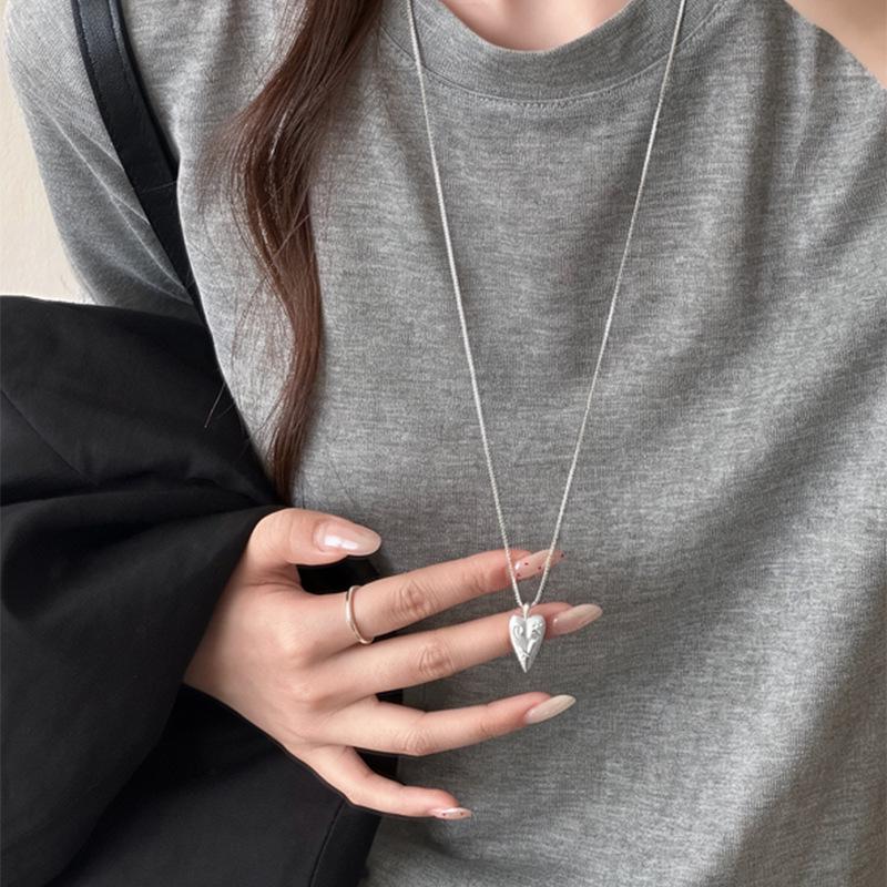 Korean Style Heart Totem Pointed Toe Necklace: Unique Niche Design, Fashionable Clavicle Chain for Women.