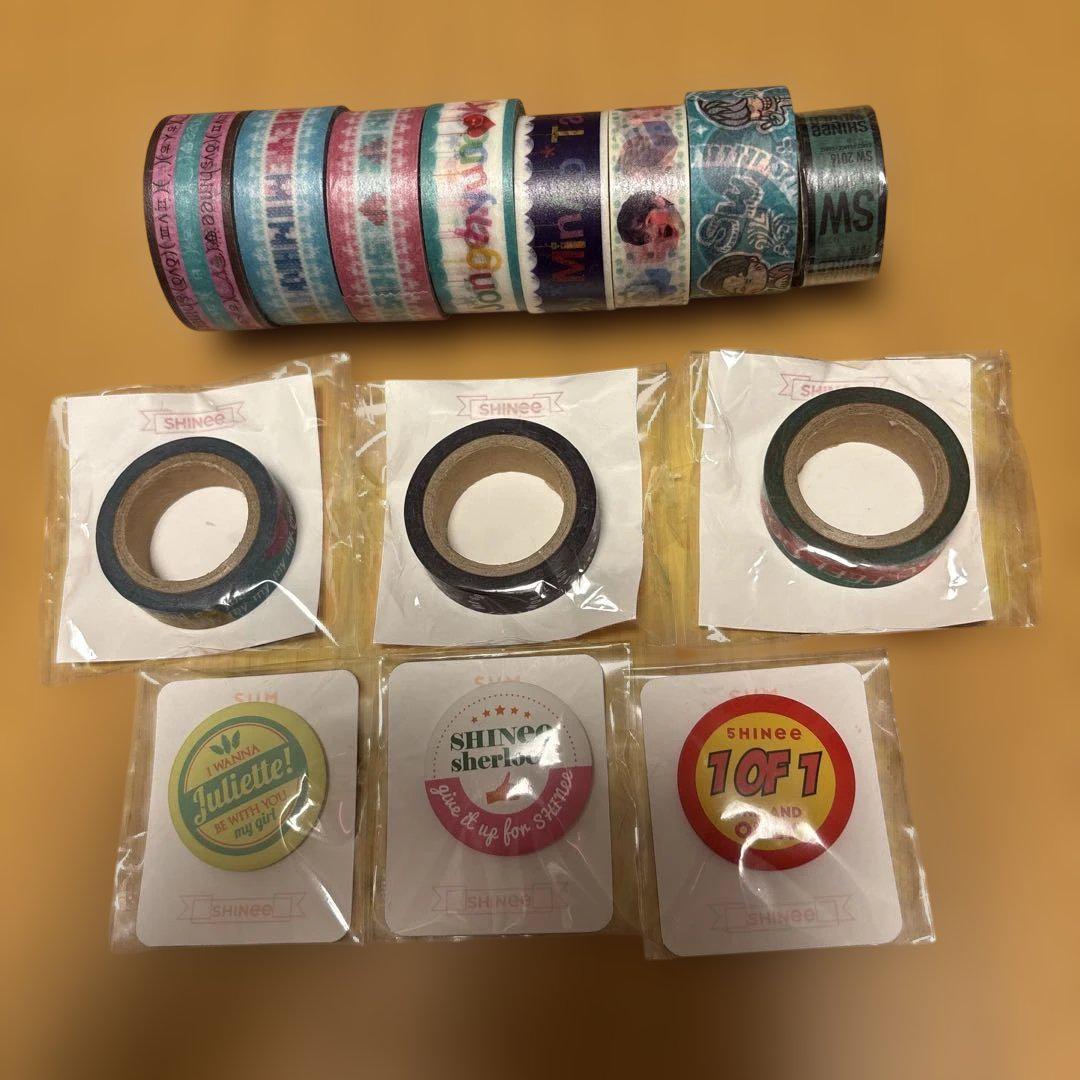 

[USED] SHINee goods: masking tape, badges