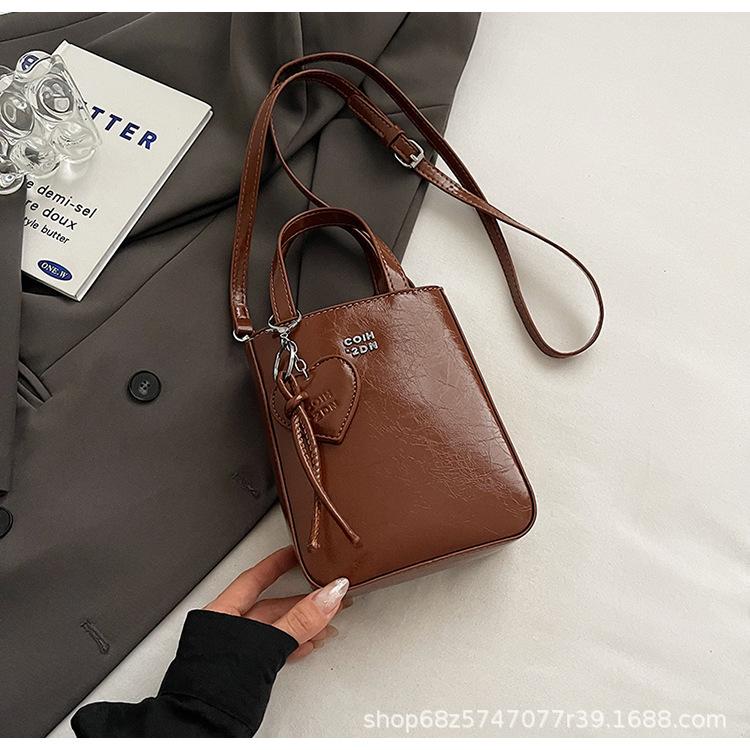 

Женская сумка кроссбоди 2025 новая сумка лето универсальная плечевая портативная маленькая квадратная сумка популярная в этом году рабочая маленькая сумка коричневый