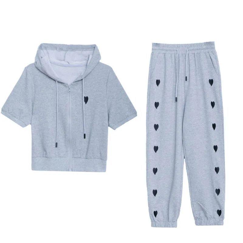 Trendiges kurzes sportlich-lässiges Sommer-Set mit Kapuze, schlankmachendes zweiteiliges Übergrößen-Set, altersreduzierende Kollektion 2025