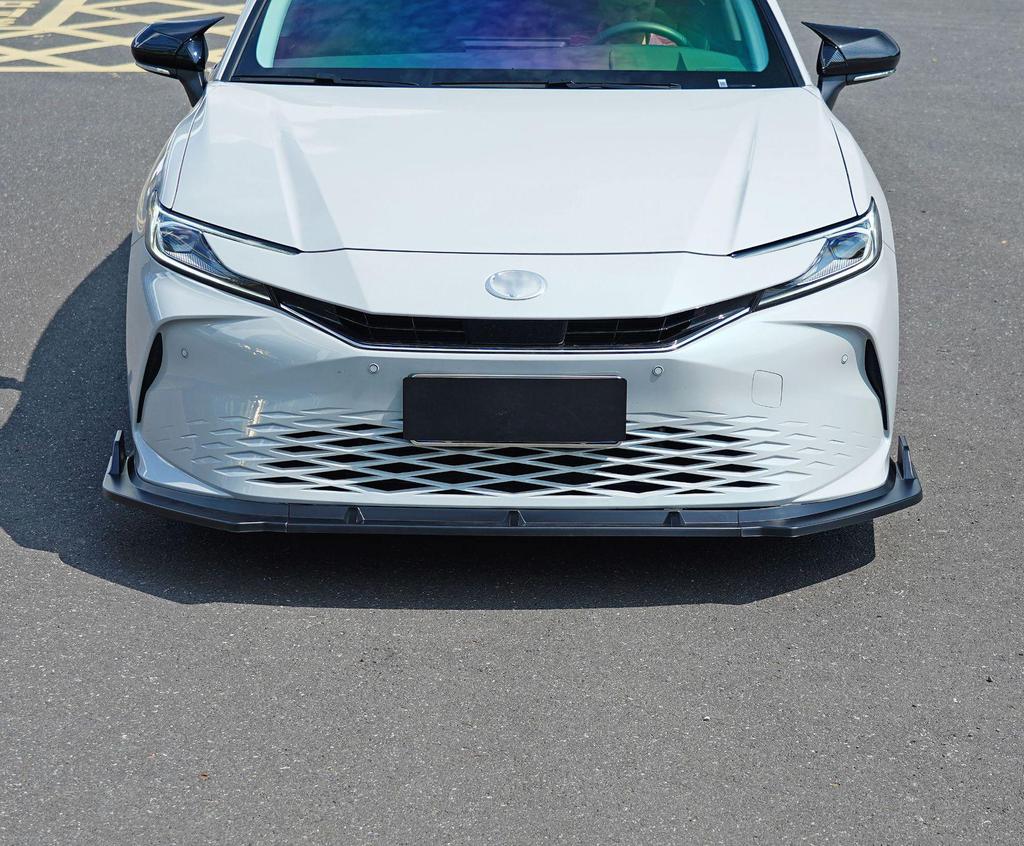 Zestaw Karoserii Przedni i Tylny do Toyoty Camry Model 24: Zawiera przedni splitter, tylny dyfuzor, progi boczne, górny spoiler, tylny spoiler oraz żaluzje