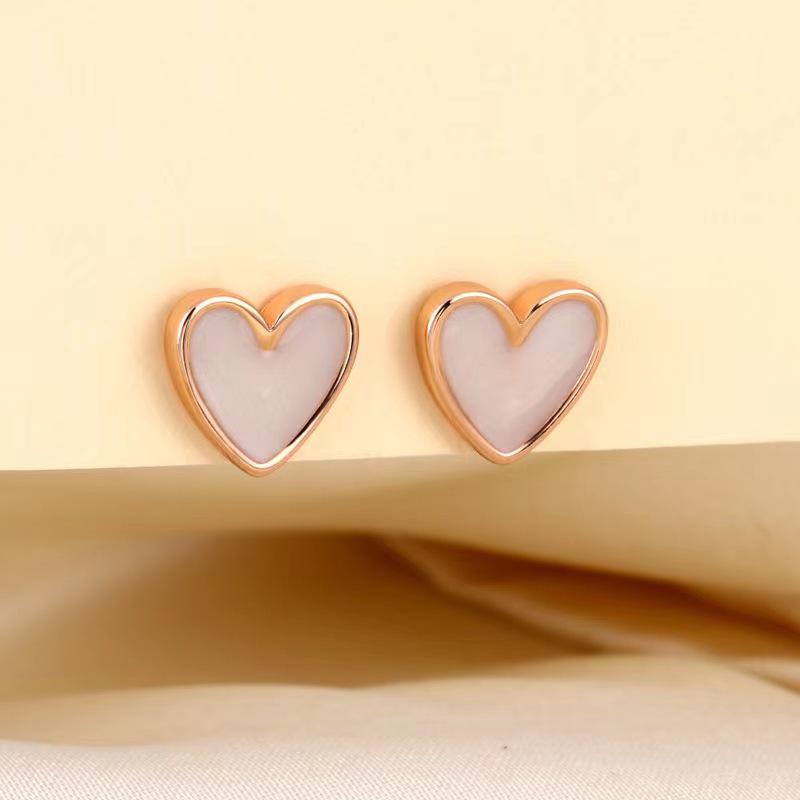 

Серьги в виде мишек цвета шампанского: Легкая роскошь для женщин