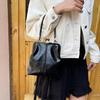 Vintage PU Leer Geïnspireerde Mini Schoudertas voor Dames Beige met Gouden Gespsluiting Verstelbare Riem Stijlvolle Kleine Crossbody Tas