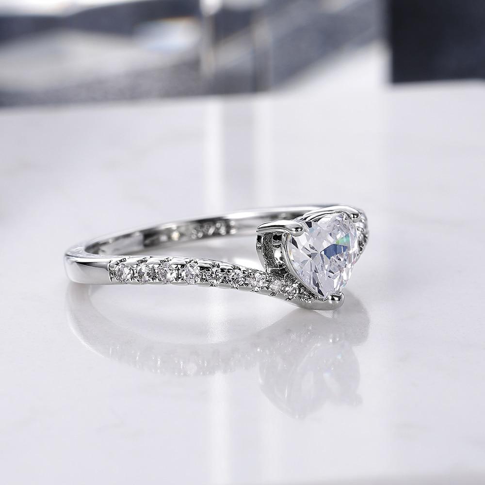 Romantic Crystal Heart Rings Women Shiny Cubic Zirconia Anniversary Party Ring Simple Stylish Love Gift Fashion Jewelry