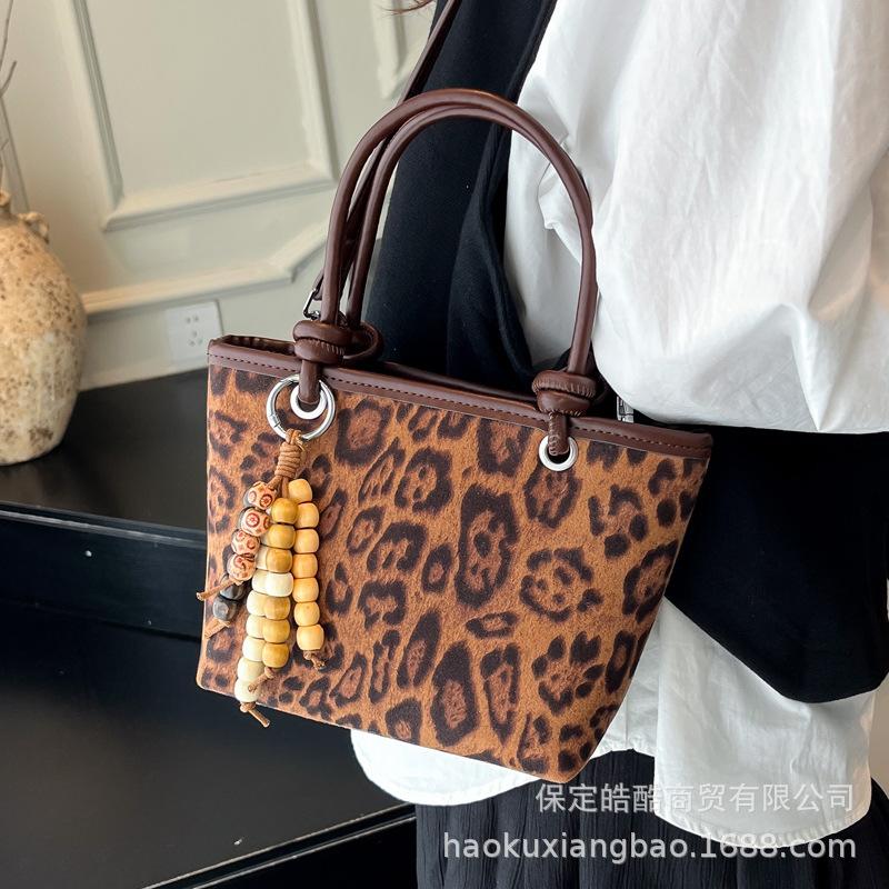 Going Out Handbag Bag Women's 2025 New Trendy High-end Retro Shoulder Bag Commuting Versatile Messenger Bucket Bag