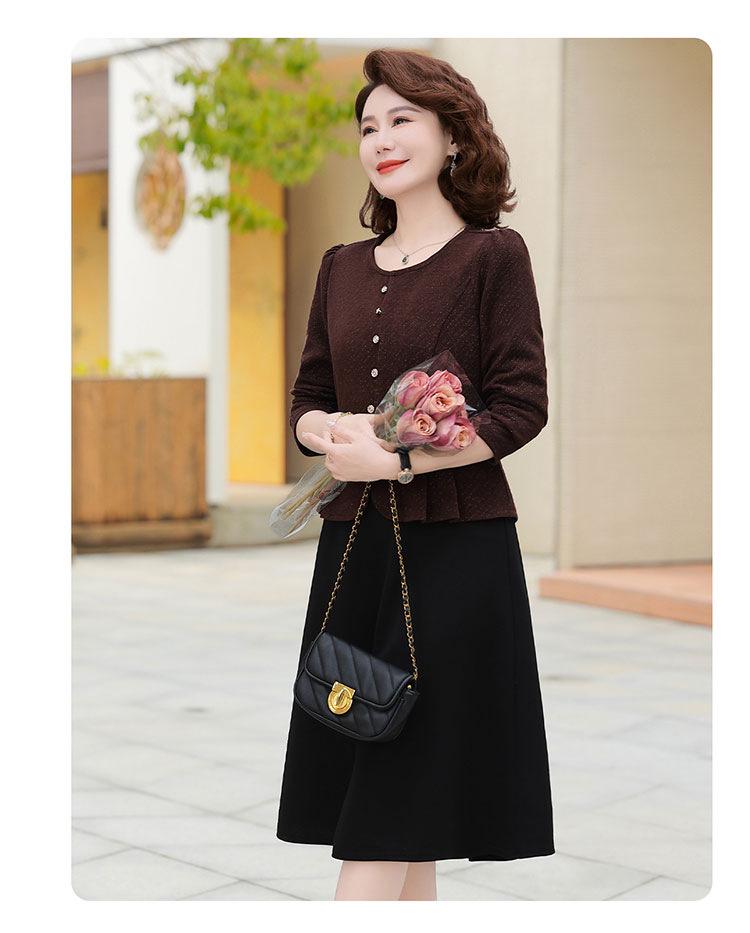 Elegantes Langarm-Kleid im Zweiteiler-Look für stilvolle Frauen mittleren Alters