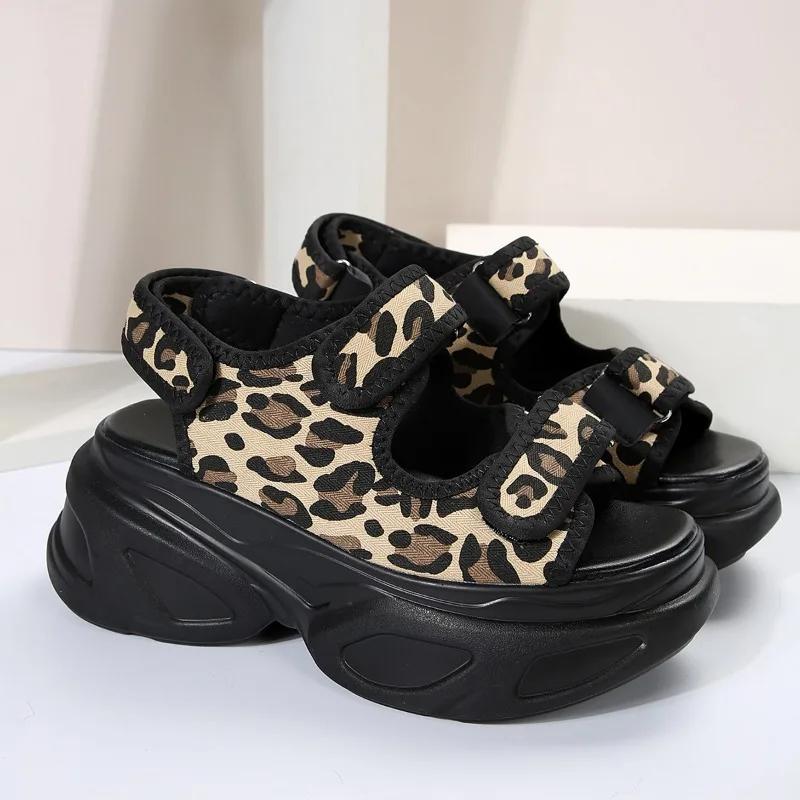 

Сандалии на среднем каблуке из сетки 2024 года, высококачественная обувь для взрослых, женские повседневные босоножки с леопардовым принтом на танкетке, женские сандалии Sandalias De Mujer 40 цветной печати леопарда