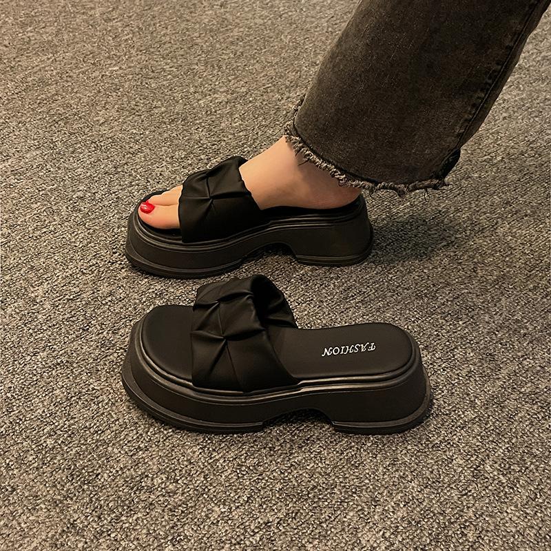 2025 new slippers women's summer wear muffin bread one-word thick-soled design beach sandals fashion going out sandals