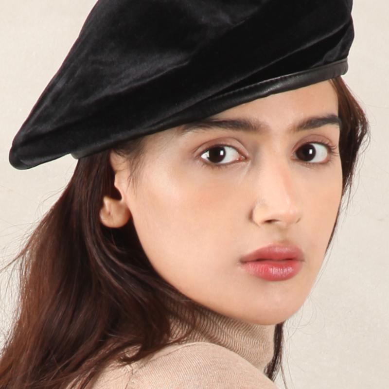 

Береты из бархатного металлика WHITE SANDS Lyon Black single type