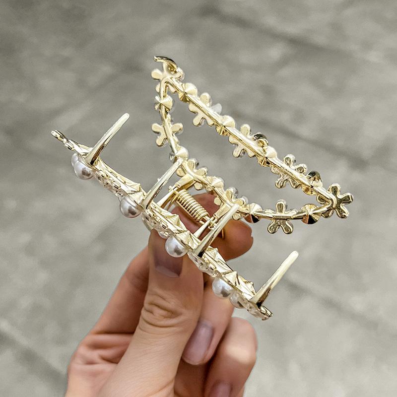 2025 New Flower Medium Grab Clip French Elegant Temperament Pan Head Hairpin Internet Celebrity Pearl Glazed Metal Hair Grab