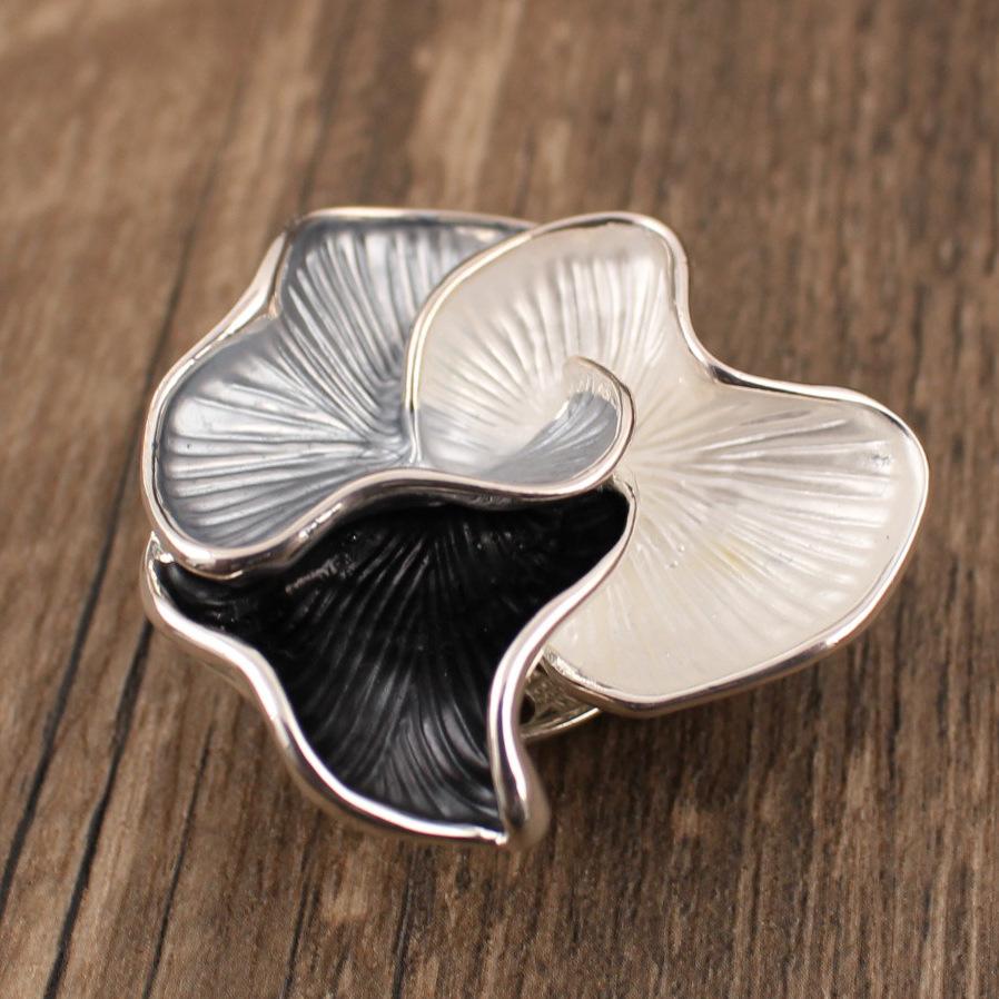 New Enamel Geometric Petal Coated Magnetic Brooch, Fashionable and Advanced Women's Multi-functional Brooch